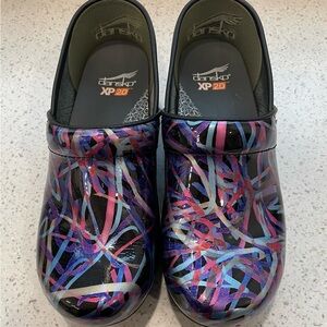 Dansko XP 2.0 Patent Leather Clogs Size 39